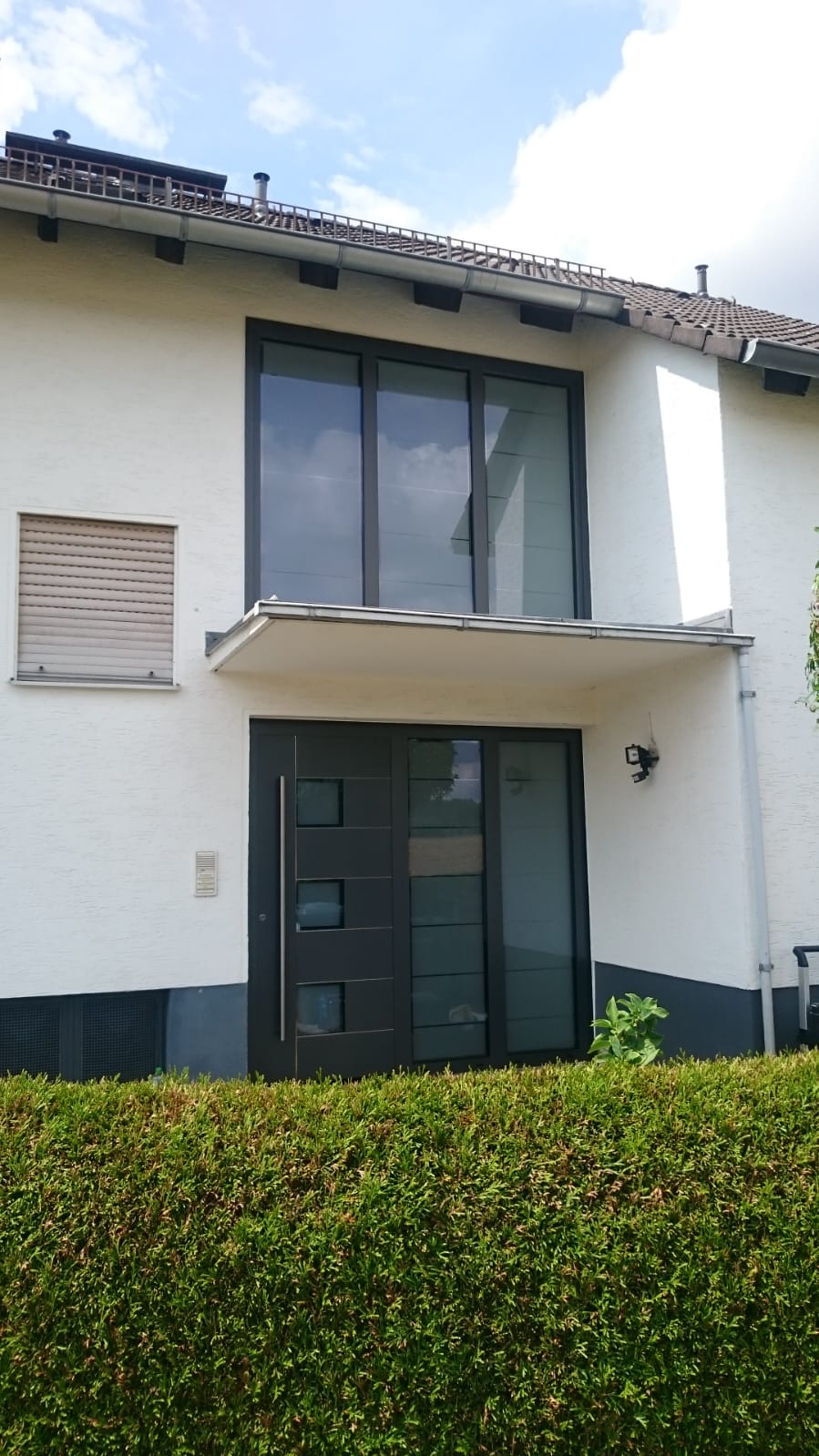 Schwarze Haustür Hausansicht